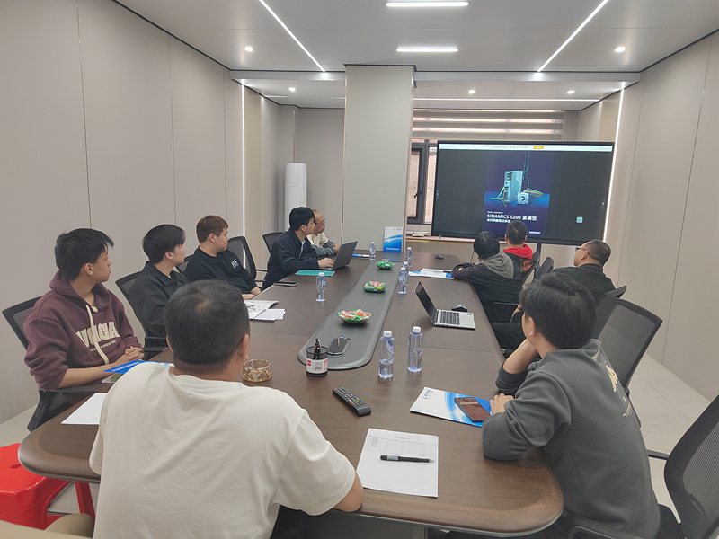 Aumentando a produção de blocos de concreto com a parceria da Siemens e soluções avançadas de controle remoto.