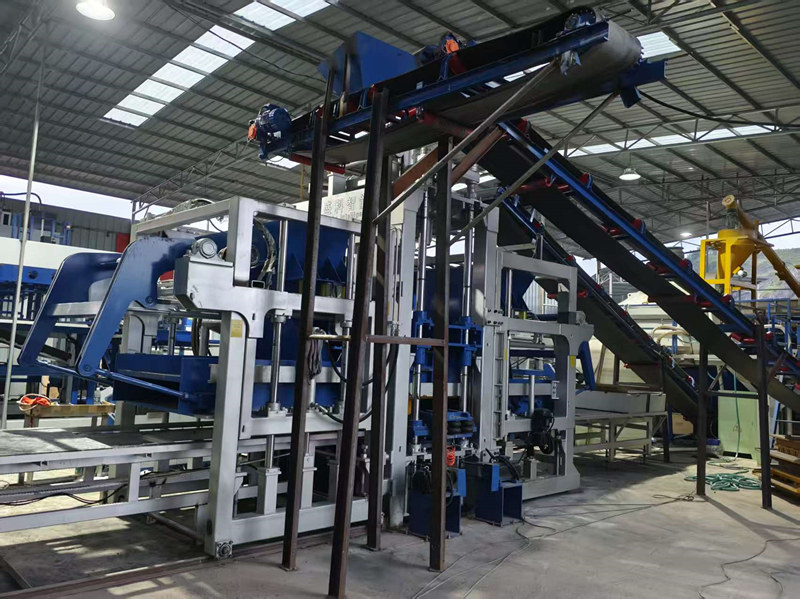 How a Fully Automatic Concrete Block Production Line Achieves Higher Output with Fewer Operators – A Look at the QT12 System
