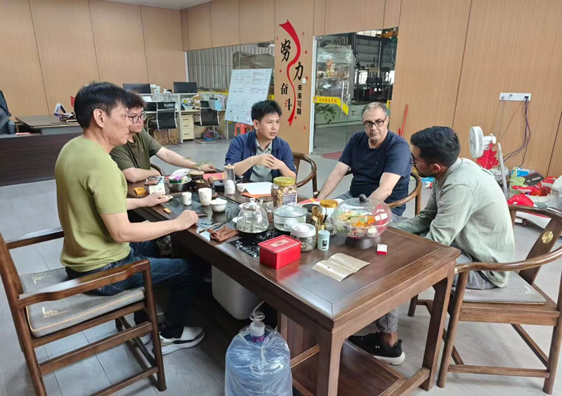 A Quanzhou Senko Intelligent Equipment Manufacturing Co., Ltd. recebe delegação argelina e é muito elogiada.