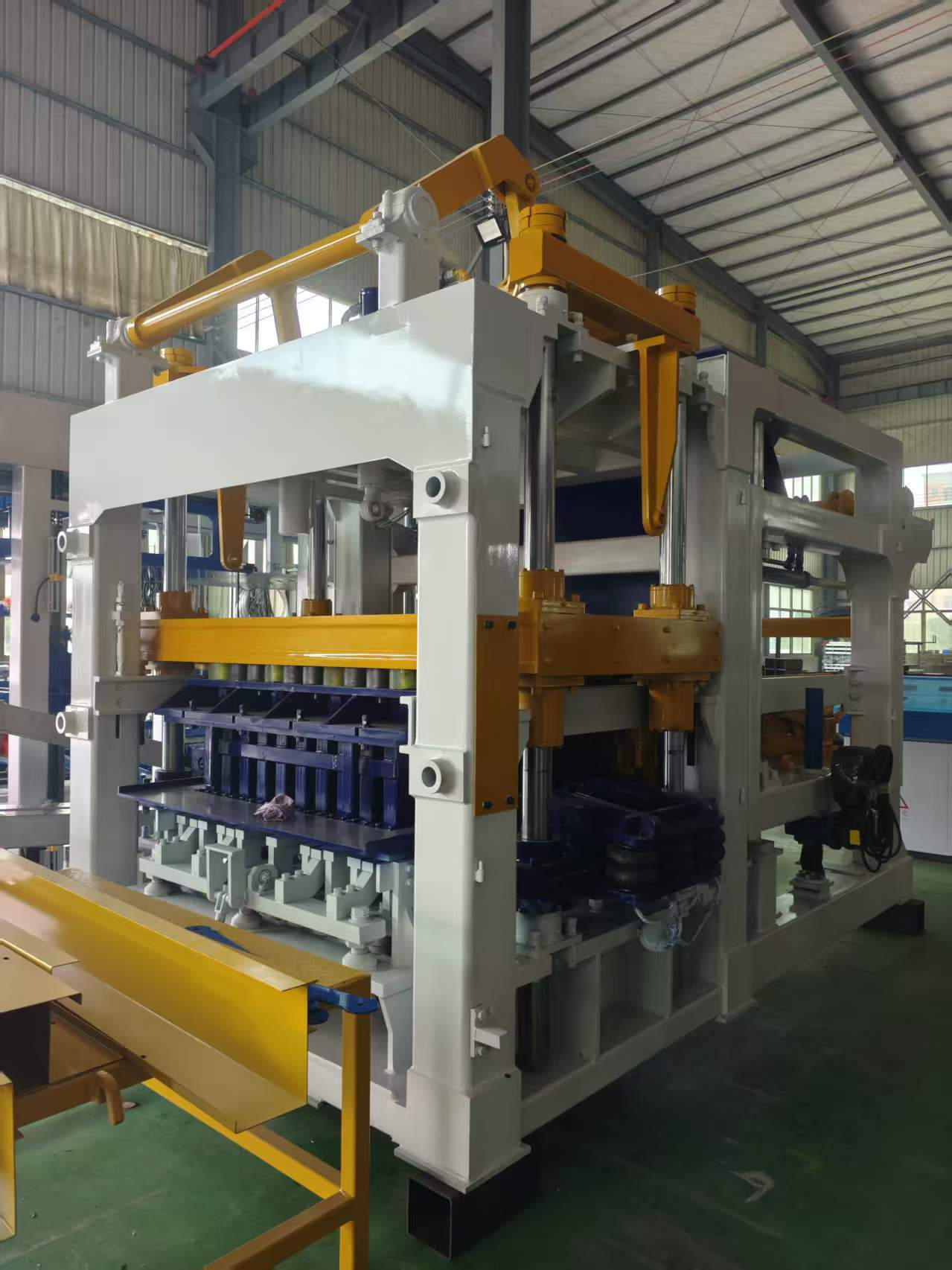 Linha de produção de blocos de concreto é enviada com sucesso para a Ásia Central.