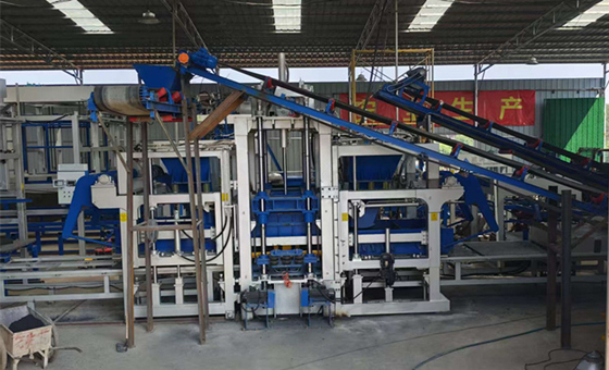 Linha de produção de blocos totalmente automática QT12-15 na província de Jiangxi