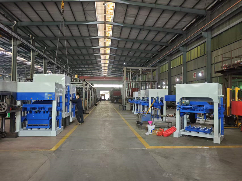Equipamento semiautomático para produção de blocos para África em fase final de comissionamento.
